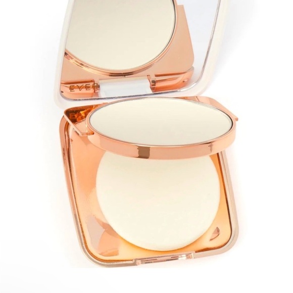 Ever Beauty Blur Perfecting Face Powder - Picture 4 of 4